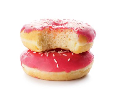 Beyaz zemin üzerine lezzetli çörekler