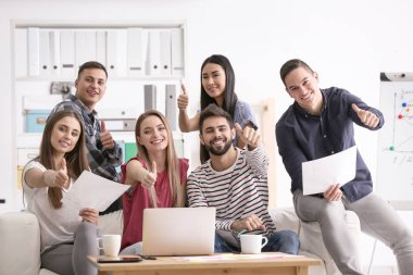 Başparmak-up jest ofiste gösterilen gençler