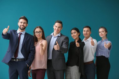 Gençlerin renk arka plan üzerinde takım