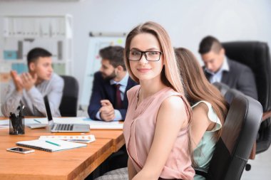 Ofiste iş toplantısı sırasında genç kadın