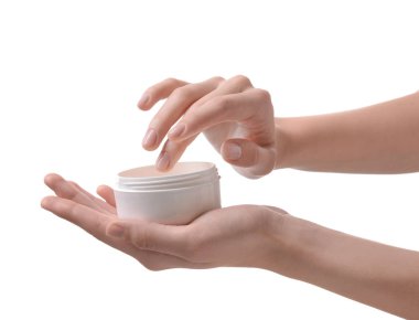 Beyaz arka planda krema kavanozu olan kadın elleri