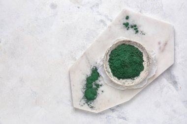 Spirulina tozu tablo ile kase