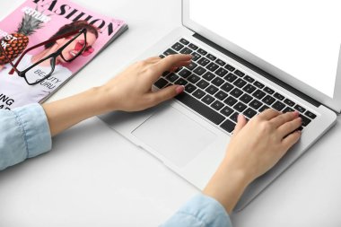 Ofiste laptop kullanan bir kadın