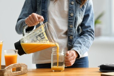 Kadın mutfakta lezzetli smoothie hazırlık