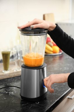 Kadın mutfakta lezzetli smoothie hazırlık