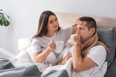 Kadın kocası gripten evde hasta bakımı