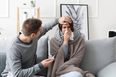 Adam karısını gripten evde hasta bakımı