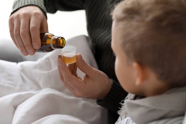 Baba oğlu evde grip hasta ilaç verilmesi