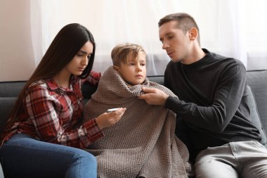 Ailesi oğullarının gripten evde hasta bakımı