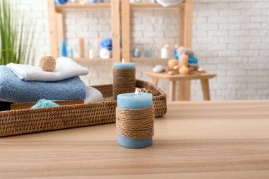 Ahşap masa mumlar yanan ile güzel spa kompozisyon