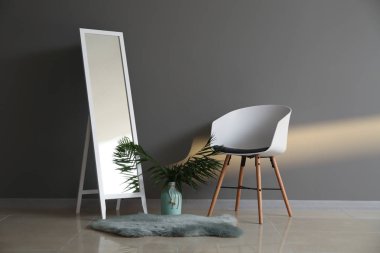 Sandalye ve ayna konforlu oda güzel iç