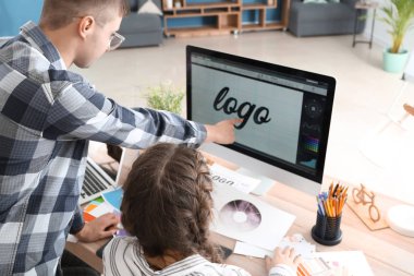 Genç tasarımcılar Studio çalışma