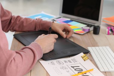 Erkek Tasarımcısı ile çalışma studio grafik tablet