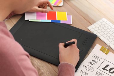 Erkek Tasarımcısı ile çalışma studio grafik tablet