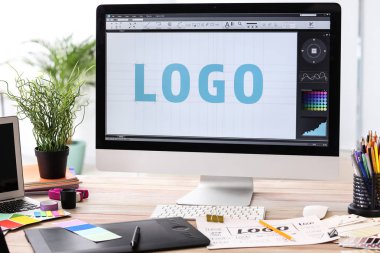 Profesyonel studio tasarımcısında modern çalışma alanı