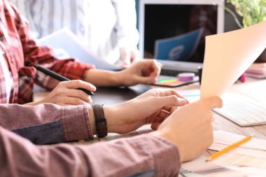 Studio çalışma arkadaşları ile erkek Tasarımcısı