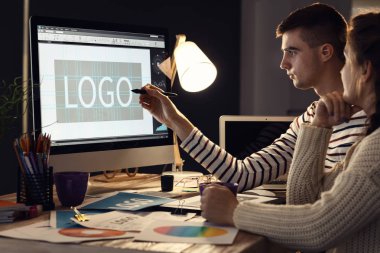 Genç tasarımcılar Studio çalışma