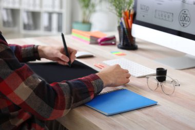 Genç tasarımcı Studio çalışma