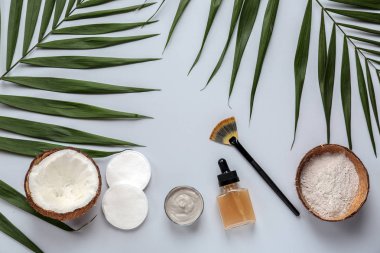 Renk arka plan üzerinde yüz maskesi için doğal maddeler ile kompozisyon