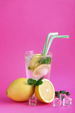 Renkli soğuk limonata.