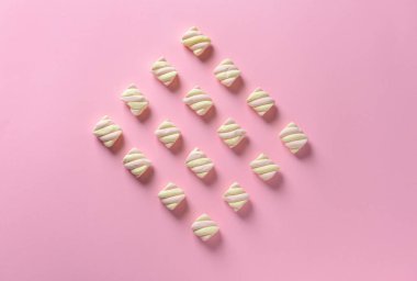 Renkli arkaplanda lezzetli marşmelovlar