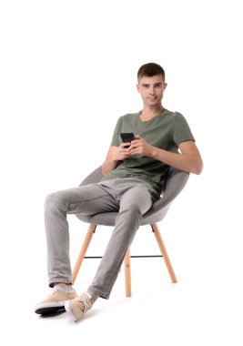 Cep telefonu beyaz arka koltukta oturan genç adam