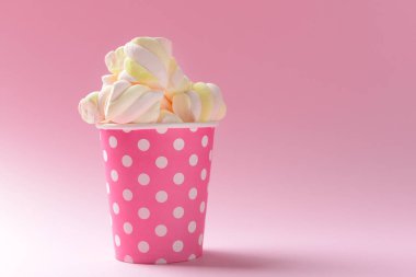 Renk arka plan üzerinde Kupası'nda lezzetli şekerleme