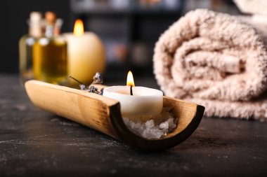 Yanan mum ve deniz spa salonda masada tuz