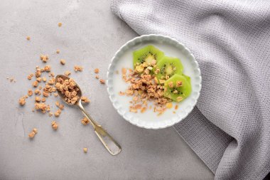 Gri masada kapta yoğurt ile lezzetli granola