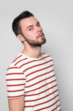 Hafif arka planda modaya uygun genç bir adam.