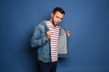 Kot ceket renk arka plan üzerinde şık genç adam