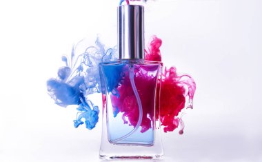 Renkli beyaz arka plan üzerinde duman parfüm şişe