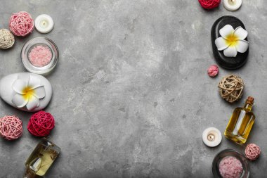 Gri arka plan üzerinde metin için yer ile güzel spa kompozisyon