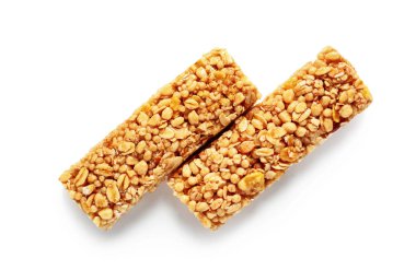 Beyaz zemin üzerine lezzetli granola barlar