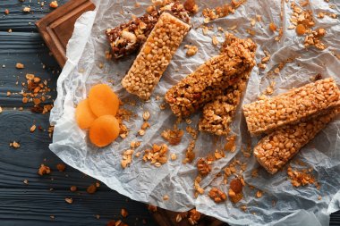 Lezzetli granola barlar masada