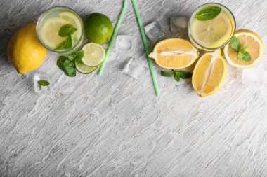 Ahşap arka plan üzerinde taze limonata ile kompozisyon