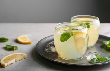 Masada taze limonata bardakları