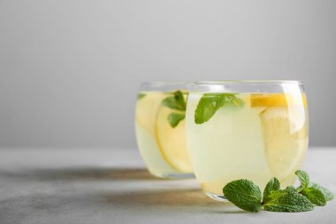 Masada taze limonata bardakları