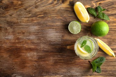 Ahşap arka plan üzerinde taze limonata ile kompozisyon