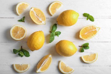 Beyaz ahşap zemin üzerinde olgunlaşmış taze limon