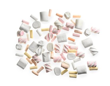 Beyaz arka planda lezzetli marşmelovlar