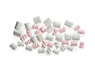 Beyaz arka planda lezzetli marşmelovlar