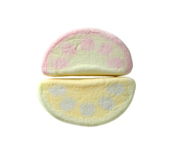 Beyaz arka planda lezzetli marşmelovlar