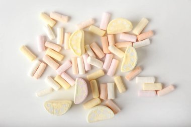 Hafif arkaplanda lezzetli marşmelovlar