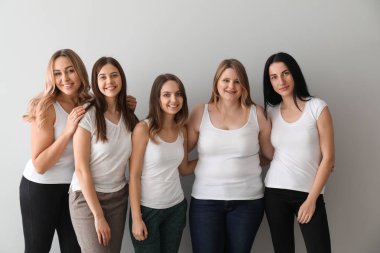 Açık renkli güzel genç kadın. Vücut olumluluk kavramı