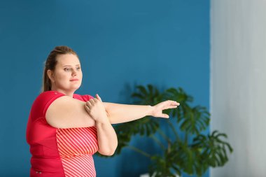 Spor salonunda eğitim güzel artı boyutu kız. Vücut olumluluk kavramı