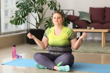 Güzel artı boyutu kız evde meditasyon. Vücut olumluluk kavramı