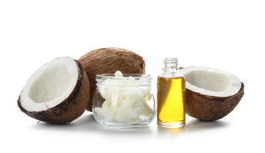 Beyaz zemin üzerinde hindistan cevizi yağı olan kompozisyon