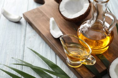 Ahşap zemin üzerinde hindistan cevizi yağı olan kompozisyon