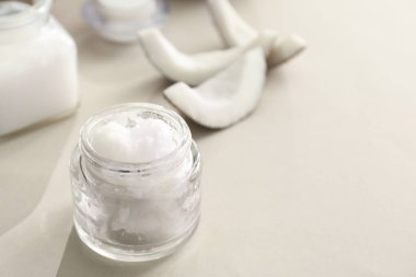 Beyaz arka planda hindistan cevizi yağlı kavanoz
